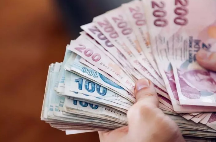 UMUTLAR VE BEKLENTİLER
Enflasyonun artmasıyla birlikte, emeklilerin yaşam şartları da zorlaşıyor. Açlık sınırının 19 bin TL'yi geçmesi, emeklilerin Temmuz maaş zammını büyük bir umutla beklemelerine neden oluyor. TÜİK tarafından açıklanan enflasyon farkı, maaş zammının belirlenmesinde kritik bir rol oynuyor.
