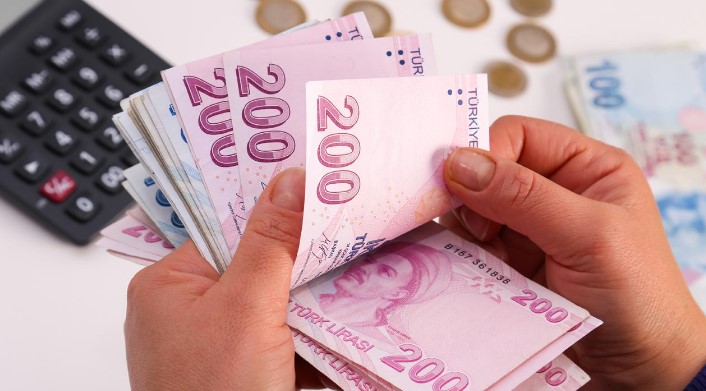 MEMUR EMEKLİLERİNE ZAM FORMÜLÜ
Memur emeklileri de memurlar gibi zam alacaklar. 6 aylık enflasyon farkı ve toplu sözleşme zammı göz önüne alındığında, en düşük memur emeklisi maaşı 18 bin 572 liraya yükselecek. Karakaş, önceki dönemde yapılan güncellemelerle SSK ve Bağ-Kur emeklilerinin maaşlarının memur emeklilerine göre daha düşük kaldığını hatırlattı. Ancak devlet desteği ile bu fark kapatılmaya çalışılıyor. Temmuz ayında da benzer bir eşitleme yapılması bekleniyor.
