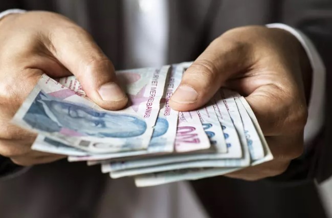YENİ KIDEM TAZMİNATI TAVANI NE KADAR OLDU?
Ocak 2024'te yüzde 49,25'lik memur zammı ile binde 7,59 damga vergisi kesilmeden brüt 35.057 TL olarak belirlenen kıdem tazminatı tavanı, Temmuz 2024'te yüzde 19,31 artışla 41.826 TL'ye yükseldi. Bu yeni rakam, damga vergisi kesilmeden brüt olarak uygulanacak.
