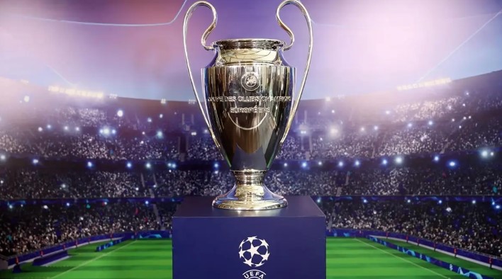YENİ FORMATIN DETAYLARI
Yeni Şampiyonlar Ligi sistemi, Avrupa futbolunun en prestijli turnuvasına yeni bir soluk getirmeyi amaçlıyor. Bu yeni format, grupların yapısını ve turnuva sürecini değiştirerek futbolseverlere daha heyecanlı ve rekabetçi bir deneyim sunmayı hedeflemekte.
