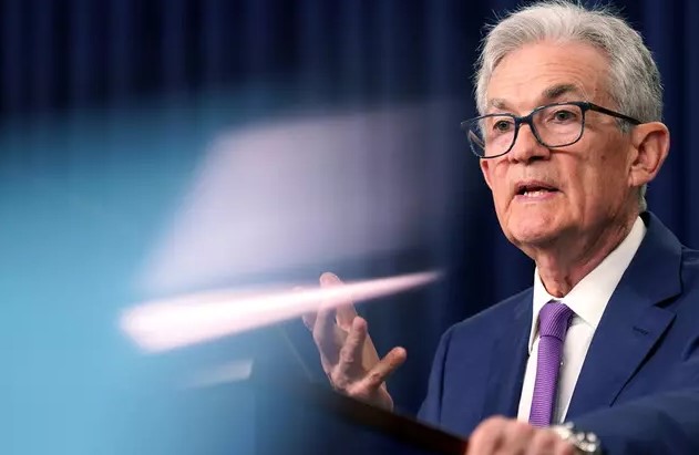 FAİZ İNDİRİMİ BEKLENTİLERİ
Powell, para politikasını gevşetmeye başlamadan önce enflasyonun yüzde 2 hedefine doğru sürdürülebilir bir şekilde düşeceğinden emin olmak istediklerini belirtti. Bu açıklamalar, piyasaların Fed'in gelecekteki faiz indirimlerine yönelik beklentilerini artırdı. Diğer Fed yetkilileri de benzer açıklamalarda bulunarak, ekonomide zayıflamaya dair bazı "uyarı işaretleri" gördüklerini ve iş gücü piyasasını zorlamadan enflasyonu düşürmeyi hedeflediklerini ifade etti.
