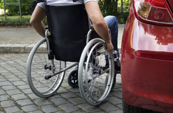 ENGELLİ VATANDAŞLARIN HAKLARI KORUNACAK
Engellilere yönelik desteklerin suiistimal edilmesine seyirci kalamayacaklarını ifade eden Bakan Göktaş, engelli vatandaşları mağdur etmeyecek düzenlemelerin hayata geçirileceğini söyledi. Engellilerin araç alımlarında herhangi bir olumsuzluk yaşamamaları ve bu haklarını kullanabilmeleri için çalışmaların sürdürüldüğünü belirtti. Göktaş, engelli vatandaşların haklarının korunmasının öncelikli hedefleri arasında olduğunu vurguladı.
