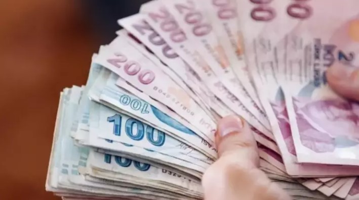 88 BİNDEN FAZLA SAHTE SİGORTALI TESPİT EDİLDİ
Geçtiğimiz yıl, kayıt dışı istihdamın yoğun olduğu iller başta olmak üzere, Türkiye genelinde toplam 101 bin 794 denetim gerçekleştirildi. Bu denetimlerde 1533 iş yerinin sahte olduğu ve 88 bin 455 kişinin çalışmadığı halde sigorta primi ödendiği tespit edildi. Bu kişiler, sahte iş yerleri üzerinden sigortalı gösterilerek haksız kazanç elde etmişlerdi.
