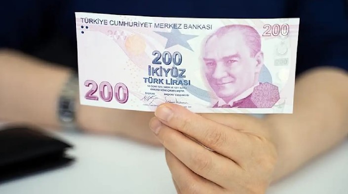 SAHTE SİGORTALILIK, TANIDIKLARA AİT İŞ YERLERİNDE YAPILIYOR
Şahin, sahte sigorta uygulamalarının daha çok akraba veya tanıdıklara ait iş yerlerinde yapıldığını ifade etti. Özellikle hamilelerin sahte sigortalılığında artış tespit edildiğini belirtti. Bu yöntemin, hem SGK'den geçici iş göremezlik ödeneği alabilmek hem de özel hastanedeki doğum masraflarının bir kısmını SGK'ye ödetmek için kullanıldığını söyledi. Şahin, sosyal güvenlik denetmenleri olarak sosyal güvenlik alanında devleti zarara uğratan tüm yöntemlere karşı titizlikle çalıştıklarını belirtti.

