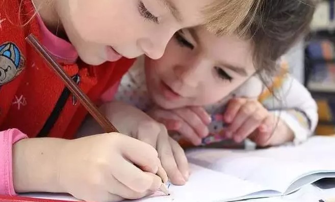 FİYATLAR 4 KAT ARTTI
Geçen yıl ile karşılaştırıldığında, özel okul fiyatları dört katına çıkarak en düşük 300 bin TL seviyesine ulaştı. Özellikle yabancı liselerdeki hazırlık sınıfı ücretleri ise 900 bin TL’nin üzerine çıktı. Bu durum, veliler arasında büyük bir tepkiyle karşılandı. Beş yıl önce bu fiyatlara ev satın almanın mümkün olduğunu belirten veliler, eğitim masraflarının bu denli artmasından duydukları rahatsızlığı dile getirdiler.
