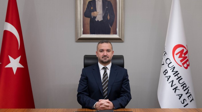 ENFLASYONDA KALICI DÜŞÜŞ HEDEFİ
Karahan, "Aylık enflasyonun ana eğiliminde belirgin ve kalıcı bir düşüş görmek istiyoruz" ifadelerini kullanarak, enflasyonu kontrol altına alma konusunda son derece kararlı olduklarını belirtti. Haziran ayından bu yana uygulanan sıkı para politikasının etkileri hakkında değerlendirmelerde bulunan Karahan, TCMB politika faizinin Mart ayından itibaren toplamda 4,150 baz puan artırıldığını ve son üç aydır politika faizinin yüzde 50'de sabit tutulduğunu söyledi.
