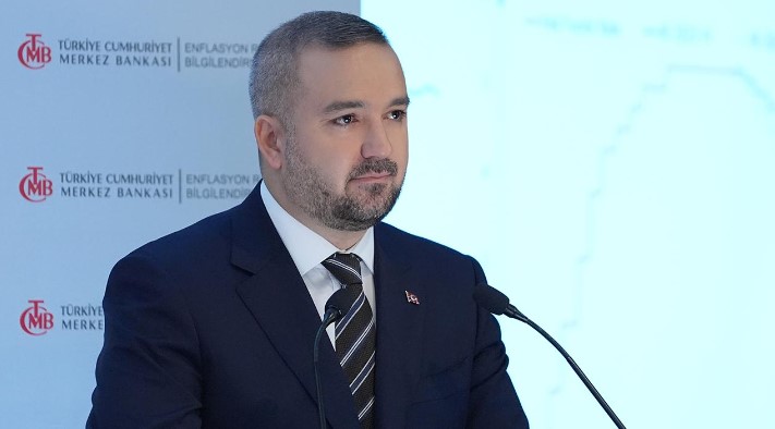 PARA POLİTİKASINDA SIKI DURUŞ SÜRECEK
Fatih Karahan, yaptığı açıklamada, "Para politikası sıkılığını koruyarak verilerin ve beklentilerin dezenflasyon hedeflerimiz doğrultusunda şekillenmesini bekliyoruz. Bu yolda kat etmemiz gereken mesafemiz olduğunu düşünüyoruz" dedi. Karahan, enflasyonu düşürme konusunda kararlılıkla hareket edeceklerini de ekledi.
