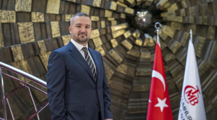 EKONOMİK DENGE ARAYIŞI
Merkez Bankası Başkanı Karahan'ın açıklamaları, ekonomik dengelenme sürecinin sürdüğünü ve enflasyonla mücadelede alınacak daha fazla yol olduğunu ortaya koyuyor. Para politikasında sıkı duruşun korunması, enflasyonun kontrol altına alınması ve ekonomik dengenin sağlanması hedefleniyor. Bu süreçte, Merkez Bankası'nın kararlı ve ihtiyatlı yaklaşımı, ekonomik istikrarın sağlanmasında önemli bir rol oynayacak.

