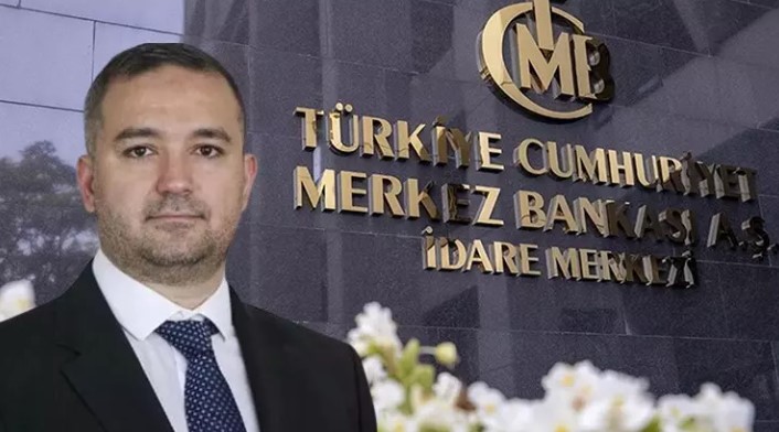 ENFLASYONLA MÜCADELEDE KARARLILIK
Karahan, enflasyonla mücadelede kararlılıkla ilerleyeceklerini ve para politikasında sıkılığı koruyacaklarını tekrarladı. "Sıkılığı koruyarak verilerin ve beklentilerin dezenflasyon patikamız doğrultusunda oluşmasını bekleyeceğiz" diyen Karahan, Merkez Bankası'nın enflasyonu düşürme hedefinde kararlı olduğunu yineledi.
