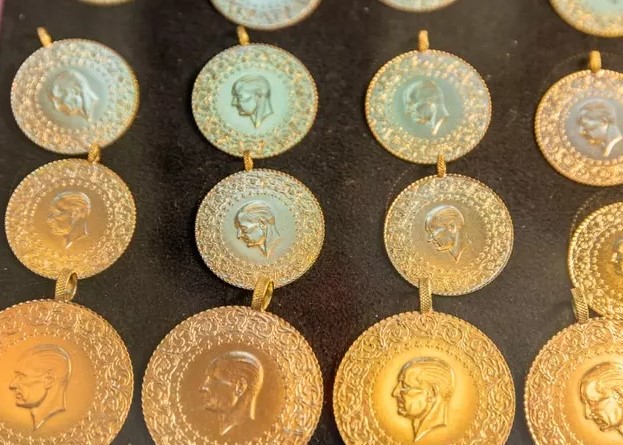 ABD VERİLERİ ALTINI DESTEKLİYOR
ABD Doları'ndaki zayıflama ve durgun ABD Hazine tahvili getirileri, 4 Temmuz tatilinin etkisiyle altın fiyatlarını destekledi. Ons altın, sekiz günlük zirve olan 2.365 dolara kadar yükseldi. ABD Merkez Bankası (Fed) Başkanı Jerome Powell, enflasyondaki ilerlemeyi memnuniyetle karşıladığını, ancak faiz oranlarını düşürmek için daha fazla ilerleme gerektiğini belirtti. Bu açıklamanın ardından, ABD özel sektör istihdam verisi tahminlerin altında kaldı. Bu cesaret kırıcı veriler, Eylül ayındaki Fed faiz indirimi olasılığını artırdı ve piyasalar bu ihtimali yüzde 73 olarak fiyatlamaya başladı.
