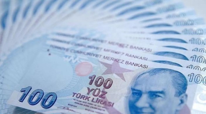 ÖZEL SEKTÖR ZAM KONUSUNDA KARARSIZ
Hükümet, asgari ücrete ara zam yapmaya sıcak bakmazken, özel sektör patronları kararsız. Zam kriterleri ve ortalama artış miktarı konusunda belirsizlikler sürerken, özel sektör maaşları da enflasyon karşısında erimeye devam ediyor. Her işletme, kendi mali durumuna göre bir ücret skalası belirleyecek.
