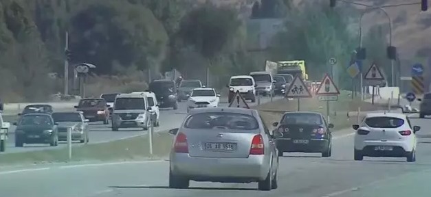 MOTORA ZARAR VERİR
Sürüş eğitmeni Rıdvan Kayacı, "Motorun kendi iç hacminde kapasite azaltmasına, yakıtın daha fazla yakılmasına ve yağlama sisteminde tıkanmalara sebep olabilir" dedi. İleri sürüş teknikleri uzmanı Serkan Çabuş ise, "Düşük devirlerde sürekli kullanıldığında, yüksek devirlere çıkıldığında motor aşınmasına neden olabilir" diye ekledi.
