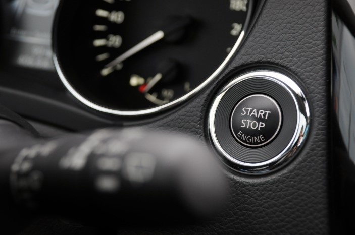 START-STOP ÖZELLİĞİNİN MEKANİK ZARARLARI
Start-stop özelliği, araç her durduğunda motoru otomatik olarak durdurup çalıştırarak yakıt tasarrufu sağlamayı amaçlar. Ancak, bu özelliğin de araç mekanizmasına zarar verebileceği belirtiliyor. Kayacı, "Bu dur-kalk işlemi, araç mekanizmasına zarar veriyor. Bu özelliği mümkün olduğunca az kullanmak gerekiyor" dedi.
