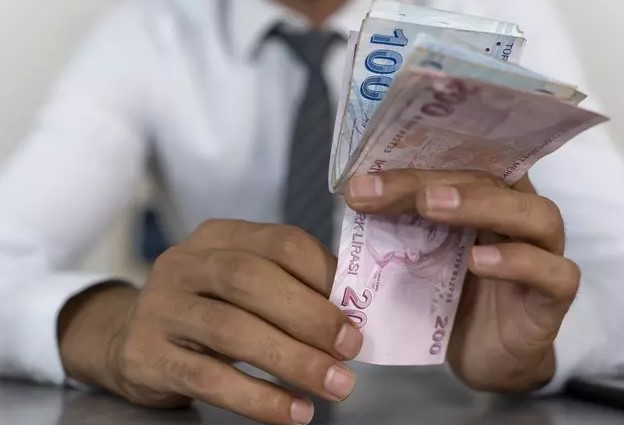 MEMUR MAAŞLARI İÇİN BAKANLIK GENELGESİ BEKLENİYOR
Yeni zam oranlarının belirlenmesiyle birlikte, düşük çalışan emekli maaşı 14.740 TL'den 17.586 TL'ye, düşük çalışan emekli maaşı 32.860 TL'den 39.205 TL'ye yükseldi. Bekar bir memurun maaşı ise 30.372 TL'den 36.236 TL'ye çıktı. Ancak, polis, öğretmen, avukat ve hemşire gibi meslek gruplarındaki nihai aylıklar için Maliye Bakanlığı'nın yayımlayacağı belgelerin genelgesi beklenir.
