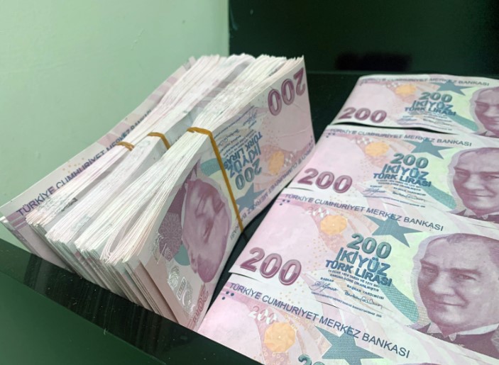 “SORUMLU ONLARDIR, 2.022 TL KAYIPTALAR”
Çelik, paylaşımın devamında, "Haziran'da neydi Temmuz'da ne olacak? Üyeler bu yüksek koşullarda ortalama ayda 2 bin 22 TL kayıp yaşadı. Yıl sonuna kadar 12 bin liradan fazla. Nokta! Bu kaybın sorumluları: 1-Hükümet, 2-Hakem Kurulu, 3-Memur-Sen'dir".
