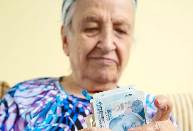 EMEKLİLER İÇİN FORMÜLLER
Emeklilerin en düşük maaşlarının ödenmesinde kullanılan 3 farklı formül üzerinde çalışma devam ediyor. Sosyal güvenlik belirtmek, bu formüllerin detaylarının incelenmesi ve en düşük maaşın ne olabileceğine dair tahminlerde bulunulması gerekiyor.
