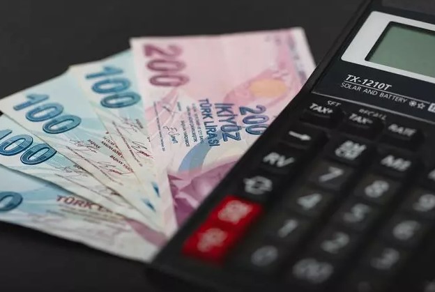 ZAMLI MAAŞ TABLOSU
Örneğin, SSK'den önce emekli olan bir kişinin aylık maaşı 11.367 TL iken, yeni zamlı maaşı 14.178 TL'ye yükselecek. Benzer şekilde, 2000 yılında emekli olan bir kişinin maaşı 7.047 TL iken, yeni maaşı 8.789 TL olacak.
