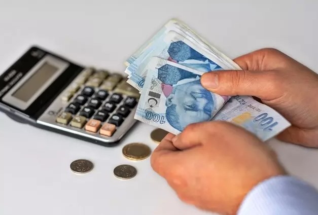 ENFLASYON ORANLARI BEKLENTİLERİN ÜZERİNDE
TÜİK tarafından yapılan bağışlara göre, Haziran ayında enflasyon %1,64 olarak gerçekleşti. Bu veriye göre, Sosyal Güvenlik Kurumu (SGK) ve Bağ-Kur emeklilerinin aylık oranları %25.73, memur ve memur emeklilerinin aylık oranları ise %19.31 olarak belirlendi.
