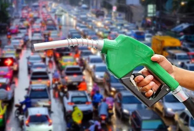 PETROL FİYATLARINDA NİSAN'DAN BU YANA İLK BÜYÜK ARTIŞ
Akaryakıt fiyatları üzerindeki en büyük etkenlerden biri olan petrol fiyatlarında da önemli bir artış yaşandı. ABD ham petrolü, Enerji Bilgi İdaresi'nin ABD petrol stoklarında Temmuz 2023'ten bu yana en büyük düşüş olan 12,2 milyon varillik bir azalma bildirmesinin ardından yüzde 1,3 yükselerek varil başına 84 dolara yaklaştı. Bu, Nisan ortasından bu yana görülen en yüksek kapanış fiyatı olarak kaydedildi. Haziran ayının başından bu yana ham petrol fiyatları yaklaşık yüzde 14 arttı.
