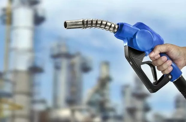 PETROL FİYATLARINI ETKİLEYEN FAKTÖRLER
Petrol fiyatlarının yükselmesinde birçok etken rol oynuyor. OPEC+'nın arzı kısıtlama politikası, bu yıl ham petrol fiyatlarını yüksek tutarken, hisse senedi piyasalarındaki risk iştahı da vadeli kontratlara destek sağlıyor. Jeopolitik riskler de bu artışa katkıda bulunuyor; özellikle İran, Fransa ve İngiltere'deki seçimlerin yanı sıra Ortadoğu'da İsrail ile Hizbullah arasındaki gerilim, daha geniş çaplı bir çatışma olasılığı yaratıyor.

