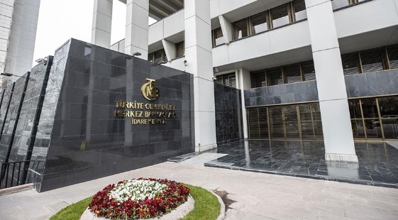 TOPLAM REZERVLERDE KAYIP
Türkiye Cumhuriyet Merkez Bankası (TCMB) verilerine göre, 28 Haziran itibarıyla toplam rezervler 4 milyar 712 milyon dolar azalarak 147 milyar 622 milyon dolardan 142 milyar 910 milyon dolara geriledi. Bu durum, Merkez Bankası'nın toplam rezervlerinde önemli bir düşüşe işaret ediyor.
