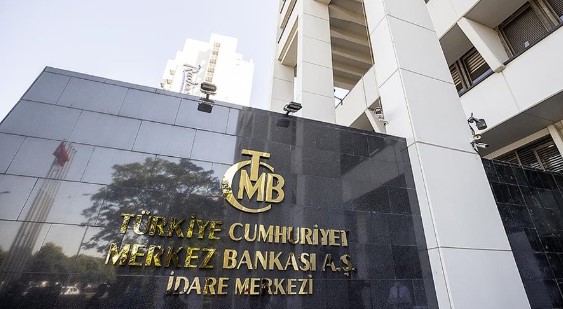 EKONOMİK ETKİLER VE GELECEK BEKLENTİLER
Merkez Bankası rezervlerindeki bu önemli düşüş, Türkiye ekonomisi üzerinde çeşitli etkiler yaratabilir. Rezervlerdeki azalma, döviz kurlarında dalgalanmalara, enflasyon baskılarına ve genel ekonomik güvende zayıflamaya yol açabilir. Ekonomi yönetiminin, bu durumu dengelemek için alacağı önlemler ve stratejiler, önümüzdeki dönemde yakından takip edilecek.
