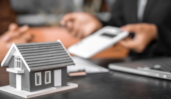 KONUT ARZI VE FİYATLAR
Ukrayna savaşı ve 6 Şubat depremleri nedeniyle Antalya, Mersin, Ankara, İstanbul ve İzmir gibi illerde 2023 yılında konut bulma sorunu yaşandığını hatırlatan Taylan, bu bölgelerde yaşayan birçok kişinin kendi illerine döndüğünü söylüyor. Buna rağmen, konut arzında bir problem olmadığını ancak fiyatların hala yüksek olduğunu vurguluyor. Taylan, kiracılar ve ev sahipleri arasında anlaşmazlıkların sürdüğünü, uygun fiyatlı konut bulunamamasının ise büyük bir sorun olduğunu ifade ediyor. Devlet eliyle satılık veya kiralık konutların piyasaya sunulması gerektiğini belirtiyor.
