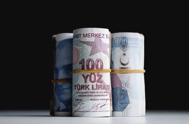 EMEKLİ KÖK MAAŞ DÜZENLEMESİ
Bayram, emekli kök maaş ile en düşük emekli maaşının eşitlenip eşitlenmeyeceği konusuna da değindi. Bağ-Kur tarım emeklilerinin en düşük maaşı aldığını, fakat refah payı artışıyla 10 bin TL'ye yükseltildiğini belirtti. 6 aylık enflasyon farkının kök maaşa yansıyacağını ve bu nedenle emeklilerin zam almamış gibi görünebileceğini söyledi. Kök maaşa yapılacak zam ile en düşük emekli maaşı eşitlenirse, emeklilerin maaşları daha belirgin hale gelecek.
