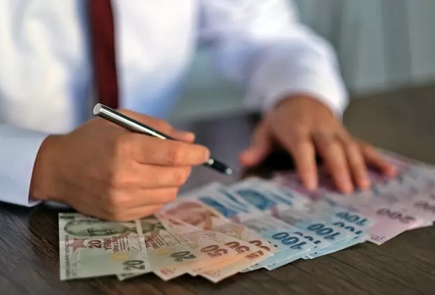 EN DÜŞÜK EMEKLİ MAAŞI NE KADAR OLACAK?
Ekonomist Muhammet Bayram, emeklilerin en az yüzde 60'ının en düşük emekli aylığı olan 10 bin lirayı aldığını belirtti. SSK ve Bağ-Kur emeklilerinin yüzde 25-26 oranında zam alması bekleniyor. Bayram, en düşük emekli maaşının 12.500 lira olabileceğini ve refah payı artışıyla birlikte bu rakamın 15 bin liraya çıkabileceğini ifade etti. Böylece asgari ücret ile en düşük emekli maaşı arasındaki fark kapanacak.
