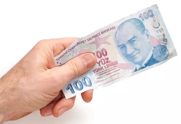 6 AYLIK ENFLASYON FARKI VE ZAM ORANLARI
TÜİK, 3 Temmuz Çarşamba saat 10.00'da Haziran ayı enflasyon verilerini açıklayacak. Yılın ilk 5 ayında enflasyon oranı 22,74 olarak kesinleşmişti. Ekonomistlerin tahminlerine göre, Haziran ayı enflasyonu aylık bazda yüzde 2,2 artacak. Bu durumda, SSK ve Bağ-Kur emeklileri için 6 aylık enflasyon farkı yüzde 25,42 olacak. Memur ve memur emeklileri ise yüzde 10 toplu sözleşme zammıyla birlikte yüzde 19,97 zam alacaklar.
