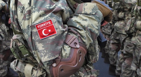 TERÖRLE MÜCADELE DEVAM EDİYOR
Türkiye, yıllardır süregelen terörle mücadelesine kararlılıkla devam ediyor. Pençe-Kilit operasyonu da bu mücadelenin önemli bir parçası olarak sürdürülüyor. Operasyon kapsamında, teröristlerin sızma girişimlerini önlemek ve bölgedeki güvenliği sağlamak amacıyla çeşitli operasyonlar gerçekleştiriliyor.
