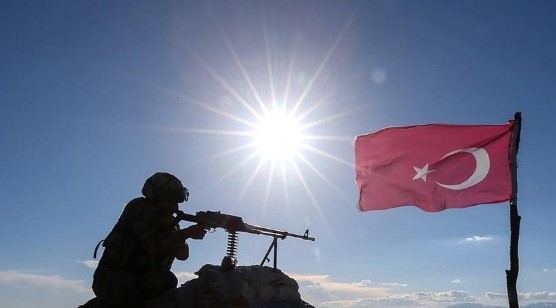 MİLLİ SAVUNMA BAKANLIĞI AÇIKLADI
Milli Savunma Bakanlığı'ndan yapılan resmi açıklamada, Pençe-Kilit operasyon bölgesinde gerçekleştirilen hain saldırıda İs. Uzm. Çvş. Cebrail Acar'ın şehit olduğu bildirildi. Açıklamada ayrıca, saldırıya karşılık veren güvenlik güçlerimizin iki teröristi etkisiz hale getirdiği vurgulandı.
