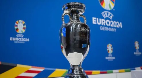 UEFA'NIN GEÇMİŞ HATALARI
UEFA, geçmişte de benzer hatalarla gündeme gelmişti. Bu tür hataların tekrarlanması, organizasyonun prestijine zarar vermekte ve taraftarlar arasında güven kaybına yol açmaktadır. UEFA'nın, bu tür hataların önüne geçmek için daha titiz bir çalışma yürütmesi gerektiği belirtiliyor.
