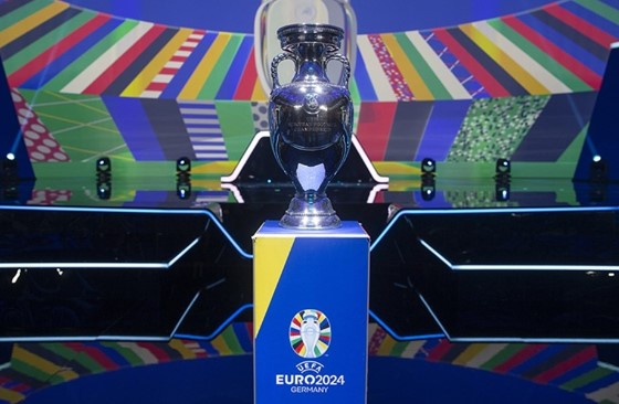 TÜRK FUTBOL SEVERLERİN TEPKİSİ
Bu hata, Türk futbolseverler arasında büyük bir hayal kırıklığı yarattı. Sosyal medyada yapılan yorumlarda, UEFA'nın bu tür hatalara karşı daha dikkatli olması gerektiği vurgulandı. Futbolseverler, milli takımlarının başarılarının yanlış yansıtılmasından duydukları rahatsızlığı dile getirdiler.
