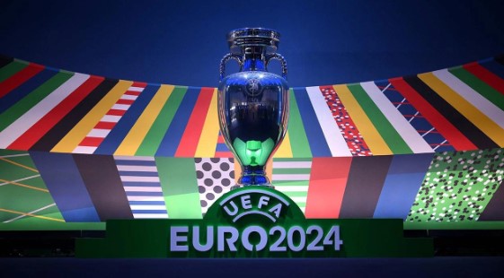 TÜRKİYE'NİN EURO 2024 BAŞARISI
Türkiye'nin EURO 2024'te çeyrek finale yükselmesi, milli takım için büyük bir başarıdır. Bu başarı, Türk futbolunun uluslararası arenada ne kadar güçlü olduğunu bir kez daha göstermiştir. UEFA'nın yaptığı bu hata, bu başarının gölgelenmesine neden olmuş olsa da, Türk futbolseverler milli takımlarının arkasında durmaya devam ediyor.
