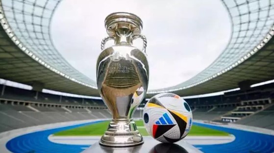 GELECEKTEKİ ADIMLAR
Bu olay, UEFA'nın gelecekte benzer hataları önlemek için alması gereken önlemleri bir kez daha gündeme getirdi. Daha dikkatli ve özenli bir çalışma süreci ile bu tür hataların önüne geçilmesi mümkün olacaktır. Türk futbolseverler, UEFA'dan bu konuda daha dikkatli olmasını bekliyor.
