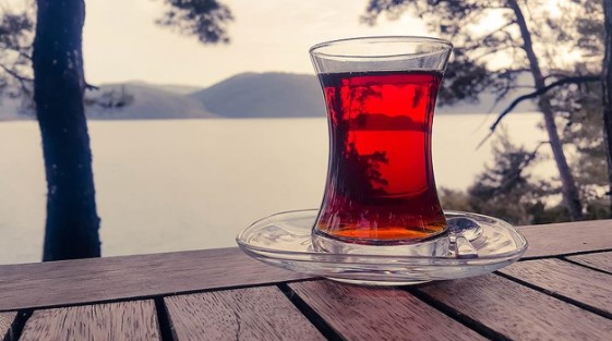 SPESİFİK ÇAYLARDA ZAM ORANI DEĞİŞİKLİK GÖSTERDİ
Çaykur'un çeşitli çay kategorilerine yaptığı zamlar genellikle yüzde 24 seviyesinde kalırken, elekaltı, gurme ve hediyelik gibi spesifik çaylarda zam oranları yüzde 39 ile 68 arasında değişiklik gösterdi. Bu da bazı çay çeşitlerinde daha yüksek fiyat artışlarına neden oldu.
