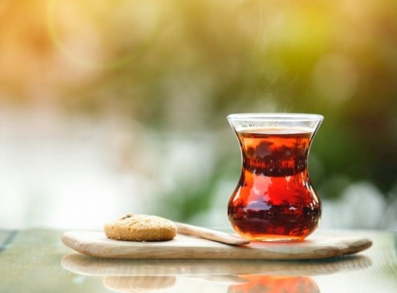 YENİ FİYAT LİSTESİ AÇIKLANDI
Eylül 2023'te yayınlanan eski listede, 1 kilogramlık Rize Turist çayının tavsiye edilen toptan satış fiyatı 152,81 TL iken, bugün şirketlere gönderilen yeni listede aynı çayın fiyatı 189,54 TL olarak belirlendi. Bu da Rize Turist çayının yüzde 24 zamlandığını gösteriyor. Aynı şekilde, 1 kilogramlık Tiryaki çayının Eylül 2023'teki tavsiye edilen toptan satış fiyatı 149,68 TL iken, yeni listede bu fiyat 185,66 TL'ye yükseldi. Tiryaki marka çay da yüzde 24 oranında zamlandı.
