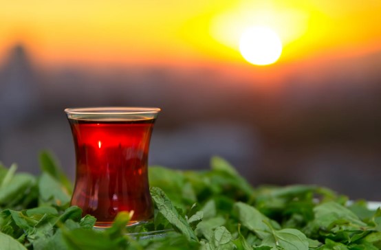 ÇAYKUR'DAN İLK ZAM GELDİ
Çaykur, 2024 ürünü yaş çay alım fiyatına destekleme hariç yüzde 50, destekleme dahil yüzde 68 oranında zam yaptıktan sonra kuru çay fiyatlarına ilk zammını gerçekleştirdi. Bu artış, tüketicilerin bütçesini etkileyecek gibi görünüyor.
