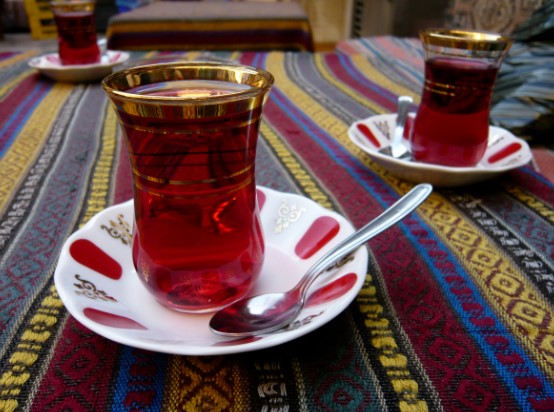 SEKTÖR PAYDAŞLARINDAN YENİ ZAM BEKLENTİSİ
Sektör paydaşları, yaş çay alım fiyatını destek primi dahil yüzde 68 oranında artıran Çaykur'un önümüzdeki dönemde kuru çay fiyatlarına kademeli olarak yeniden zam yapabileceğini ifade ediyor. Bu durum, çay fiyatlarında daha fazla artış yaşanabileceğine işaret ediyor.
