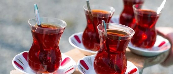 TÜKETİCİLERİN BÜTÇESİ ETKİLENECEK
Çay fiyatlarındaki bu artış, özellikle çayın temel tüketim maddesi olduğu Türkiye'de, tüketicilerin bütçesini ciddi şekilde etkileyecek gibi görünüyor. Artan fiyatlar, çay tüketimini olumsuz yönde etkileyebilir ve bu durum, tüketicilerin alışkanlıklarında değişikliklere neden olabilir.
