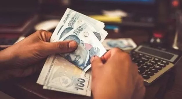 BANKA PROMOSYONLARI İKRAMİYE GİBİ DAĞITILIYOR
Reel sektörde bankalarla yapılan maaş anlaşmaları yenilenirken birçok firma, bu durumu fırsata çevirmeyi planlıyor. Bankalardan alınan promosyonları çalışanlarına aktararak, ilave bir maliyete katlanmadan çalışanlarına ikramiye vermeye başladılar. Bu yöntemle firmalar, maaş zammı yapmadan personel giderlerinde artış olmadan çalışan bağlılığını artırmayı hedefliyor.

