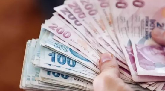ÇALIŞANLAR VE İŞVERENLER İÇİN YENİ DÖNEM
Asgari ücrete zam yapılmaması, özel sektörde bankalardan alınan promosyon ödemeleri ile telafi edilmeye çalışılıyor. Firmalar, bu yöntemle çalışanlarına dolaylı yoldan ek gelir sağlarken, çalışanlar da bu ödemelerle maddi durumlarını biraz olsun iyileştirebiliyor. Ancak, uzun vadede bu yöntemin ne kadar sürdürülebilir olduğu ve çalışanların maaş beklentilerini ne ölçüde karşılayacağı merak konusu.
