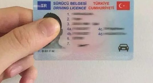 YENİ DÜZENLEME NELER GETİRİYOR?
Bu yeni düzenleme ile birlikte B sınıfı ehliyet sahipleri için 125 cc'ye kadar motosiklet kullanma hakkı doğacak. Ancak, bu hakkı elde edebilmek için bazı şartlar getirilecek. İlk olarak, motosiklet kullanımı için direksiyon eğitimi zorunlu olacak. Sürücüler, bu eğitimi başarıyla tamamladıklarında ehliyetlerine bu yeni yetki otomatik olarak eklenecek.
