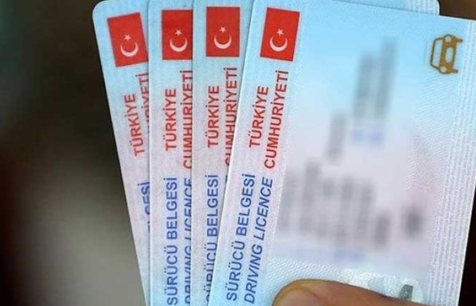 YAŞ SINIRI VE E-TİCARET SÜRÜCÜLERİ
Düzenlemede motosiklet kullanımı için belirlenmiş bir yaş sınırı bulunmamakla birlikte, sürücülerin belgelerini güncellemeleri ve gerekli eğitimi almaları gerekiyor. Ancak, e-Ticaret firmalarına kayıtlı sürücülerin bu düzenlemeden yararlanamayacakları ifade ediliyor. Bu, e-Ticaret firmalarında çalışan ve yoğun olarak motosiklet kullanan sürücüler için önemli bir detay olarak dikkat çekiyor.
