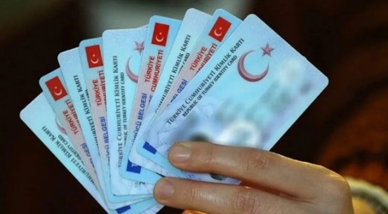 YÜRÜRLÜK TARİHİ VE PROSEDÜRLER
Yasa tasarısı, ilgili mercilerde değerlendirilmeye devam ediyor ve 2024 yılı sonu itibarıyla yürürlüğe girmesi bekleniyor. Yasanın yürürlüğe girmesiyle birlikte, mevcut B sınıfı ehliyet sahiplerinin 125 cc'ye kadar olan motosikletleri kullanabilmesi için gerekli prosedürler belirlenecek. Bu süreçte, sürücülerin belgelerini güncellemeleri ve gerekli eğitimi almaları büyük önem taşıyor.
