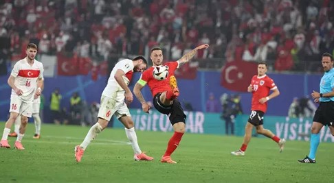 İKİNCİ TAHMİN: HOLLANDA ÜSTÜNLÜĞÜ
ChatGPT'nin ikinci tahmini ise Hollanda'nın galip geleceği yönündeydi. Yapay zeka, Hollanda'nın tecrübesi ve futbol geçmişine dayanarak şu tahminde bulundu:
“2-1 Hollanda: Hollanda takımının genel olarak çok daha deneyimli, güçlü bir futbol geçmişine sahip olması nedeniyle, maçı kazanma ihtimali yüksek. Ancak bu, Türkiye’nin de direncini gösteremeyeceği anlamına gelmiyor.”
