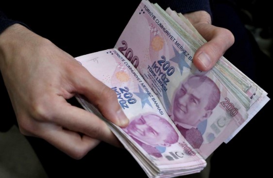 GELECEKTE MEVDUAT FAİZLERİ
Bayram, mevduat faizlerinin önümüzdeki dönemde bir miktar daha artacağını öngörüyor. Bu durum, yatırımcılar için önemli bir sinyal olabilir. Faiz oranlarının yükselmesi, bankaların likidite ihtiyaçlarını karşılamak amacıyla daha yüksek faiz oranları sunmalarına neden oluyor.
