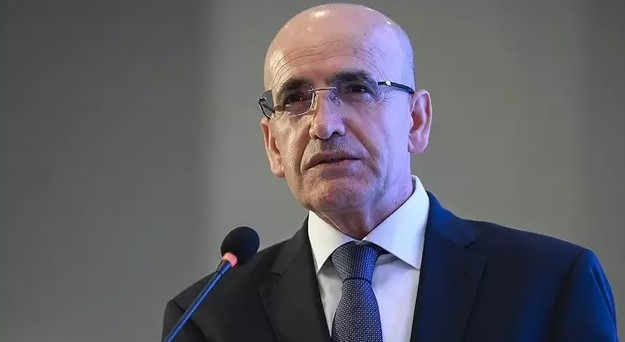 VERGİDE ADALET VE ETKİNLİK
Bakan Şimşek, yürütülen çalışmaların amacının vergi adaletini ve etkinliğini artırmak olduğunu belirtti. Vergi mükelleflerine ait ticari araçların dijital olarak takip edilmesiyle, kayıt dışı ekonomiyle etkin bir mücadele yürütülecek. Bu düzenleme, vergi gelirlerinin artmasına ve bütçe finansmanının iyileştirilmesine katkı sağlayacak.

