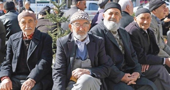 EMEKLİ MAAŞLARINDA KÖK MAAŞ SORUNU
Emekli maaşlarına yapılan yüzde 24,73 oranındaki zam, birçok emekliyi memnun etse de kök maaş sorunu gündemdeki yerini koruyor. Ocak ayında yapılan düzenleme ile memur maaşlarına yapılan yüzde 49,25 oranındaki zam, emeklilere de yansıtılmıştı. Ancak, bu zamlar kök maaşların 10 bin TL'yi aşmasını sağlamadı. Kök maaş, emeklilerin temel maaşı olarak hesaplanırken, aylık bağlama oranı katsayısının düşük olması, maaşların 10 bin TL'nin altında kalmasına neden oluyor.
